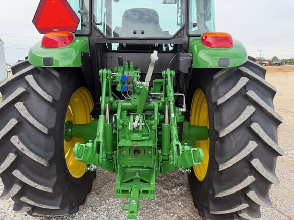 Image of John Deere 6120E equipment image 4