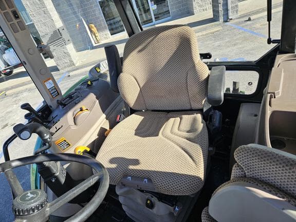 Image of John Deere 6120E equipment image 4