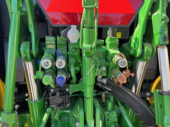 Image of John Deere 6120M equipment image 4