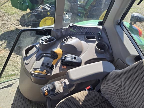 Image of John Deere 6120M equipment image 4