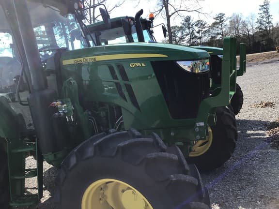 Image of John Deere 6135E equipment image 4