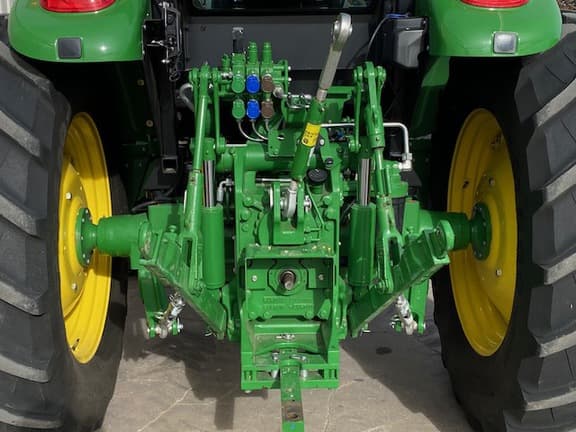 Image of John Deere 6135E equipment image 4