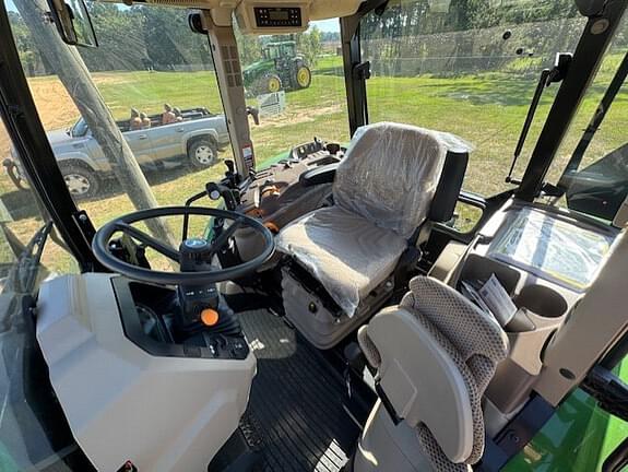 Image of John Deere 6135E equipment image 4