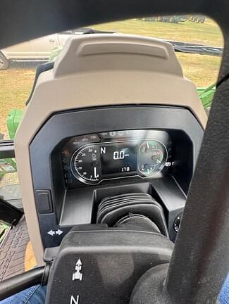 Image of John Deere 6135E equipment image 4
