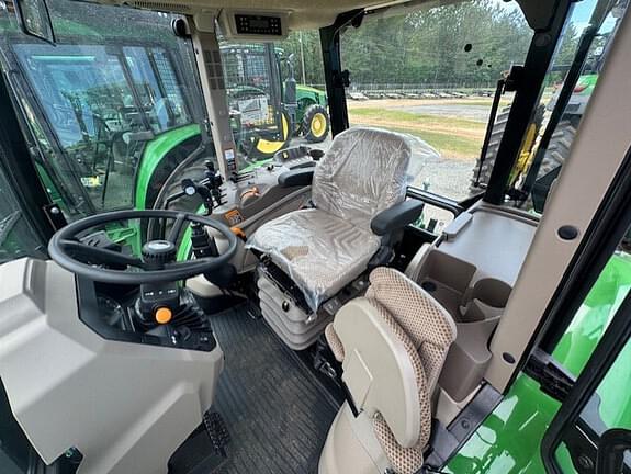Image of John Deere 6135E equipment image 3