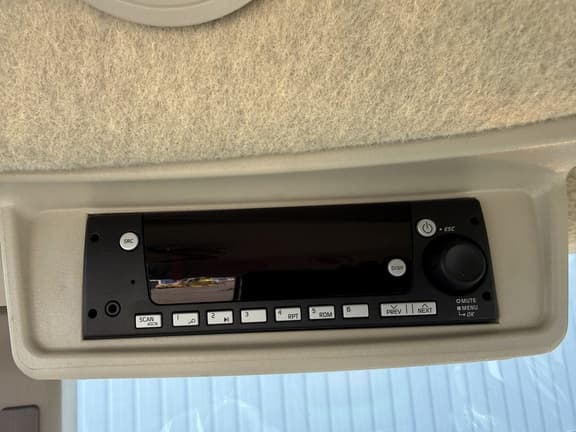 Image of John Deere 6135E equipment image 2