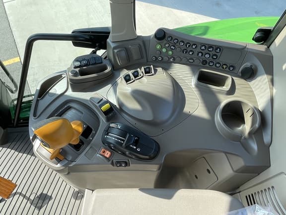 Image of John Deere 6M 220 equipment image 4