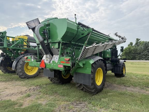 Image of John Deere 800R equipment image 2
