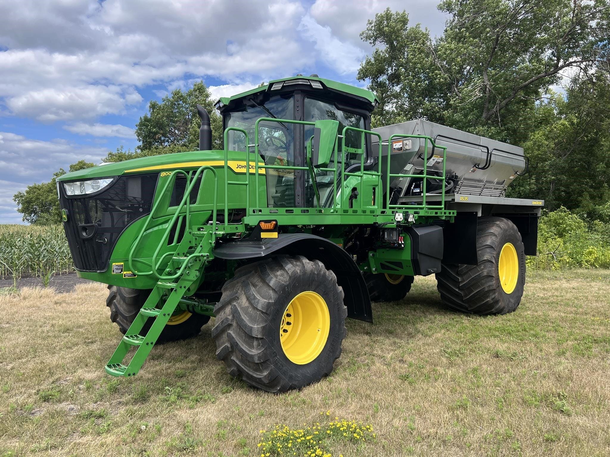 2025 John Deere 800R Equipment Image0