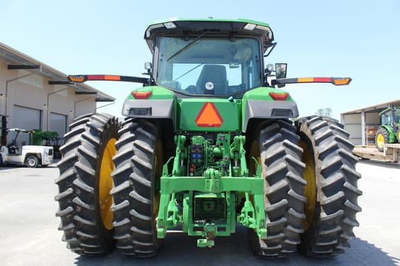 Image of John Deere 8R 230 equipment image 4