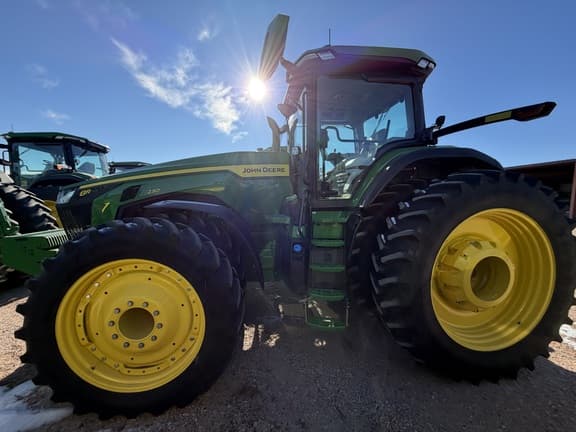 Image of John Deere 8R 230 equipment image 2