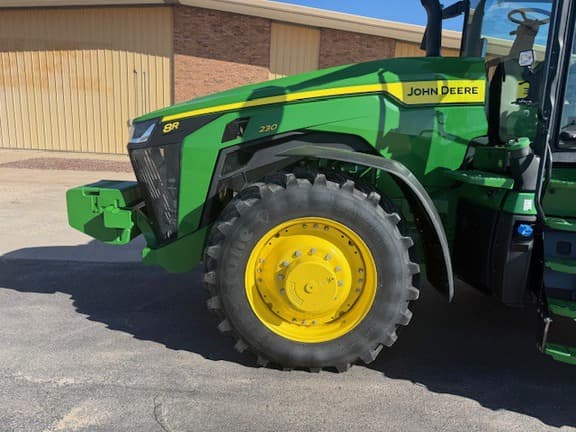 Image of John Deere 8R 230 equipment image 2