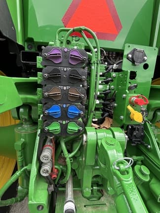 Image of John Deere 8R 230 equipment image 4