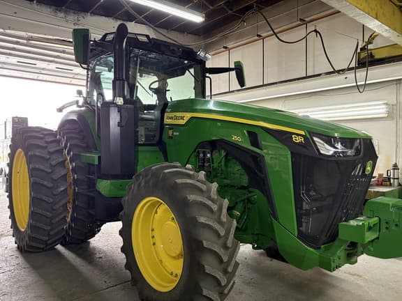 Image of John Deere 8R 250 equipment image 4