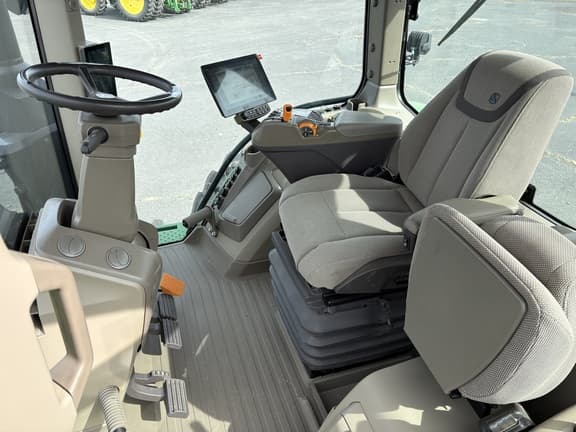 Image of John Deere 8R 310 equipment image 4