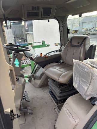 Image of John Deere 8R 340 equipment image 4