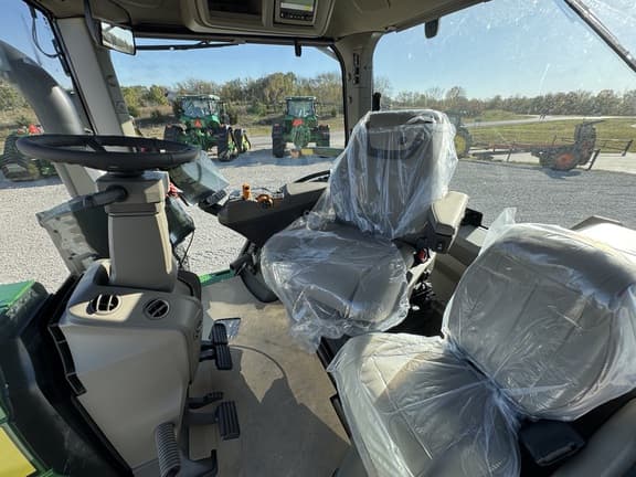 Image of John Deere 8R 370 equipment image 4