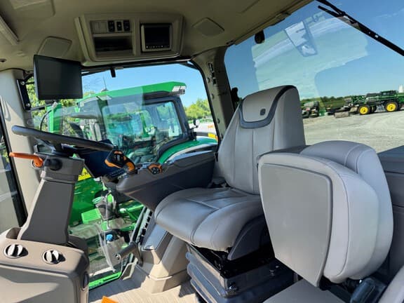 Image of John Deere 8R 370 equipment image 4