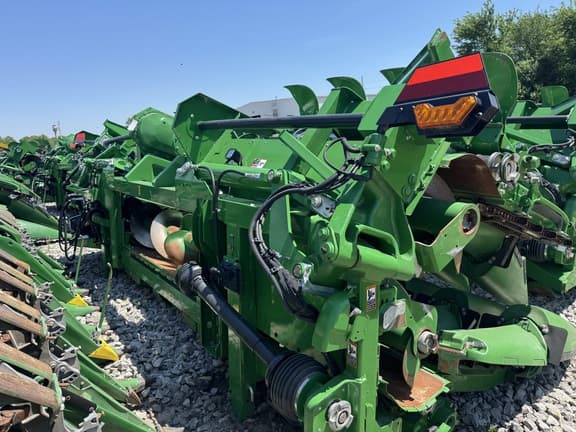 Image of John Deere C18F equipment image 3
