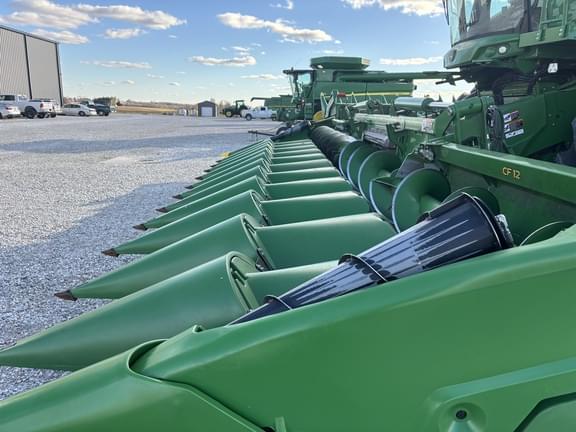 Image of John Deere C12F equipment image 4