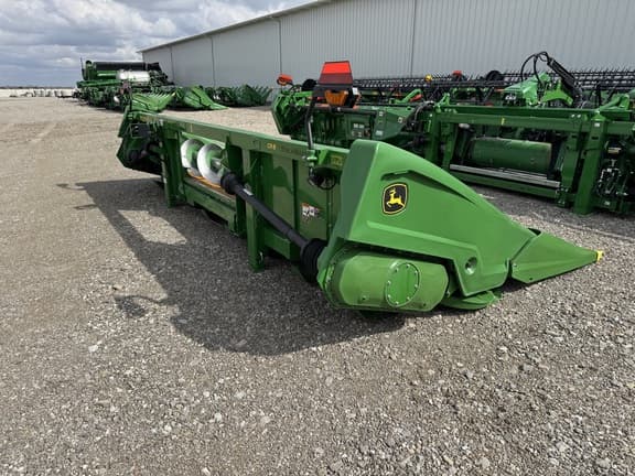 Image of John Deere CR8 equipment image 3