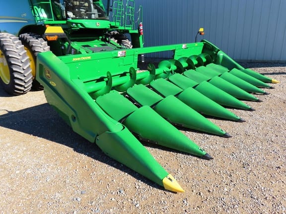 2025 John Deere CR 8 Image