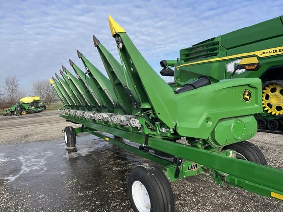 Image of John Deere CR8 equipment image 1