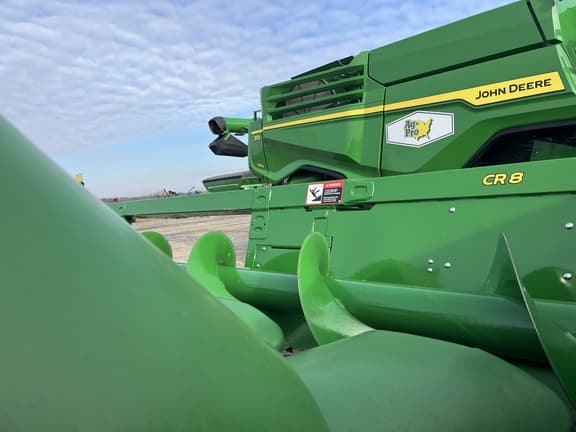 Image of John Deere CR 8 equipment image 2