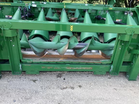 Image of John Deere CR8 equipment image 3