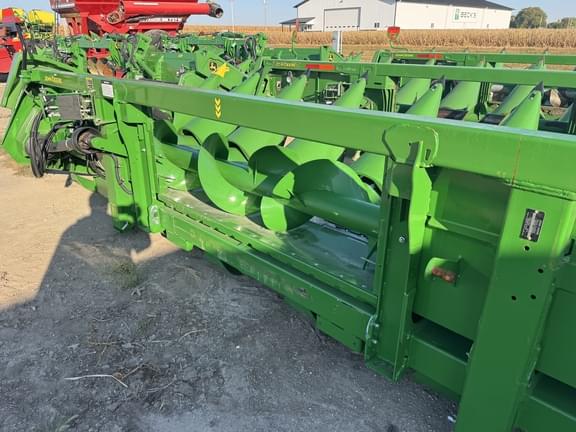 Image of John Deere CR 8 equipment image 3