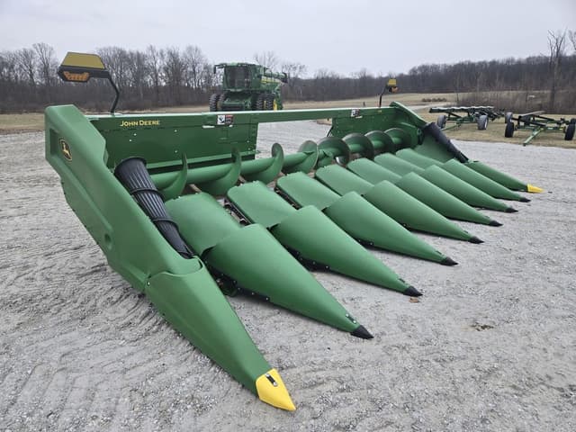 Image of John Deere CR8 equipment image 1