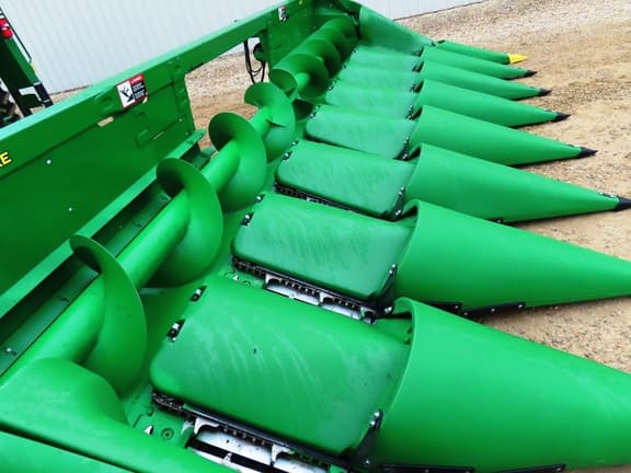 Image of John Deere CR 8 equipment image 1