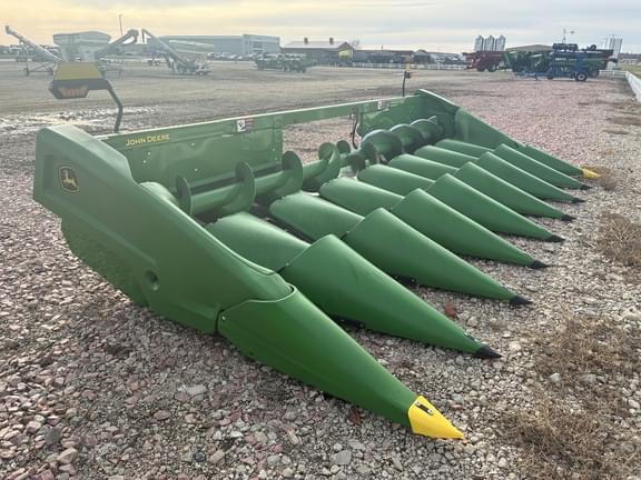 Image of John Deere CR 8 equipment image 2