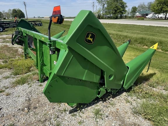 Image of John Deere CR8 equipment image 4