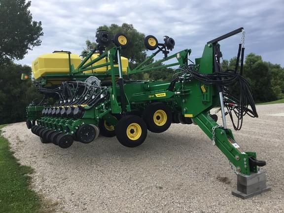 Image of John Deere DB44 Primary image