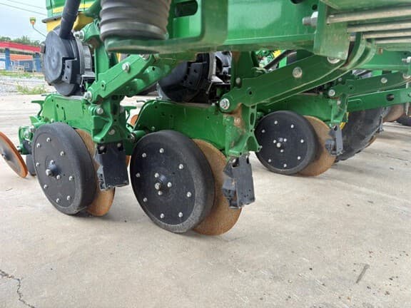 Image of John Deere DR12T equipment image 1