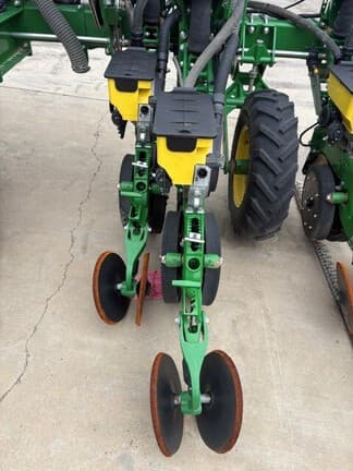 Image of John Deere DR12T equipment image 3