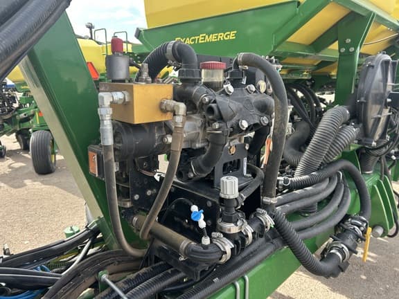 Image of John Deere DR16X equipment image 4