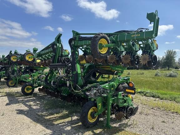 Image of John Deere DR24 equipment image 1