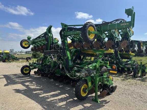 Image of John Deere DR24 equipment image 1