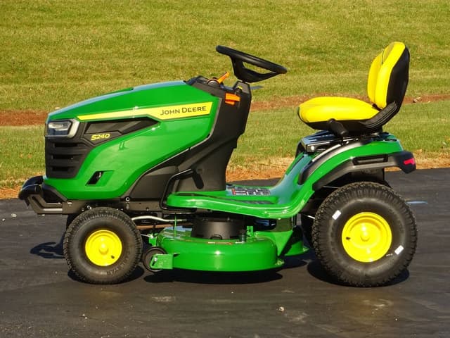Image of John Deere S240 equipment image 2