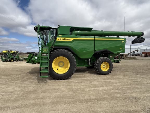 Image of John Deere S7 600 equipment image 1