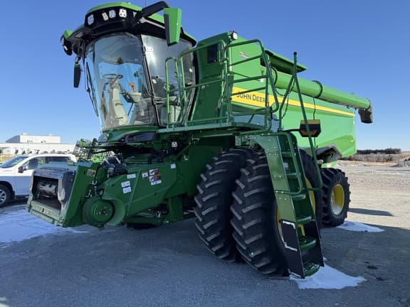 Image of John Deere S7 600 equipment image 1