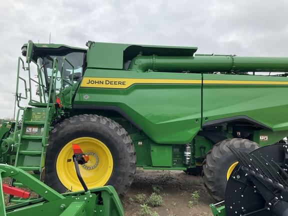 Image of John Deere S7 600 equipment image 3