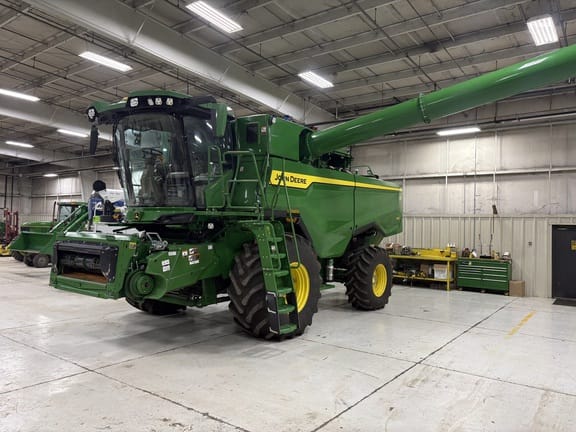 2025 John Deere S7 600 Equipment Image0
