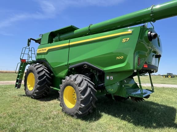 Image of John Deere S7 700 equipment image 4