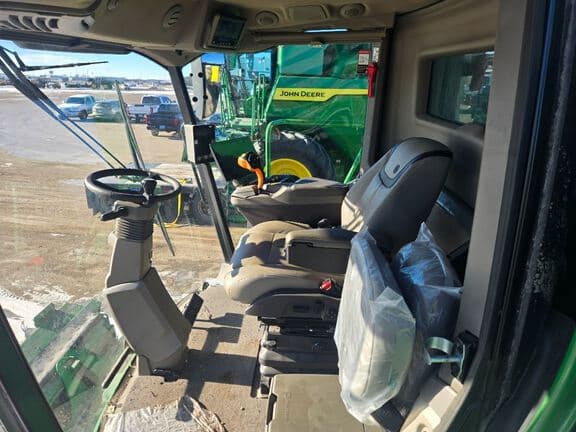 Image of John Deere S7 700 equipment image 4