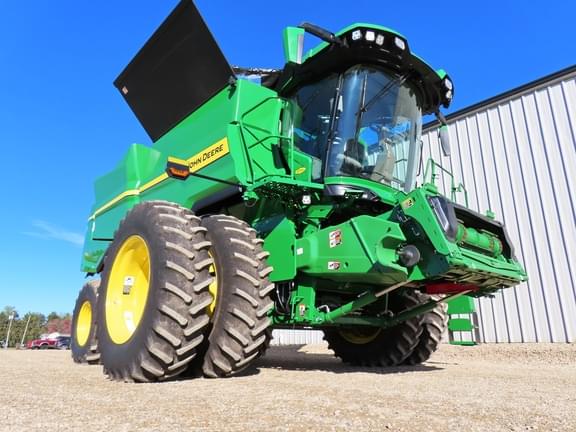 Image of John Deere S7 700 equipment image 3