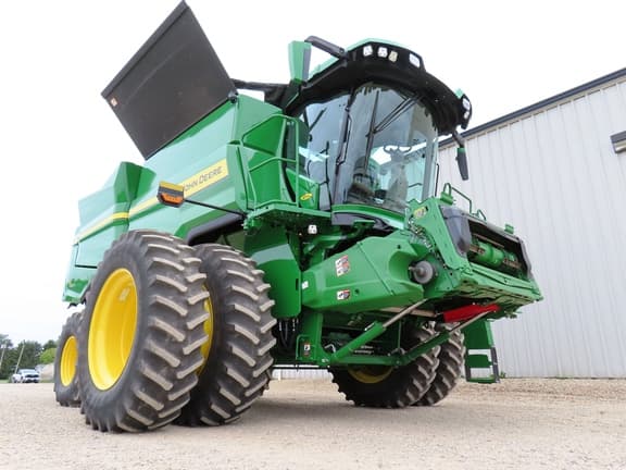 Image of John Deere S7 700 equipment image 3