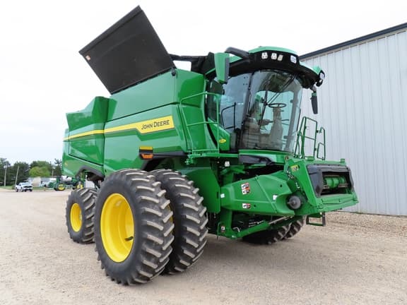 Image of John Deere S7 700 equipment image 1